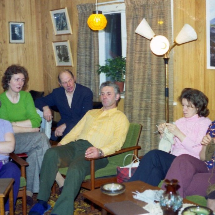 Saumaklúbbur á Akurtröðum. Vigdís Gunnarsdóttir - Skallabúðum, Marta K. Böðvarsdóttir - Akurtröðum,               Guðmundur Guðmundsson - Hallbjarnareyri, Þorkell Gunnarsson - Akurtröðum, Margrét Hallsdóttir -Garðsenda, Helga Gunnarsdóttir - Suður-Bár, María Elíasdóttir Hallbjarnareyri.