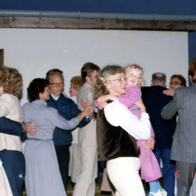 Afmæli Þorkels, dansað á pallinum.                                                                                                                                      Selma Rut Þorkelsdóttir og Pálína Þorvarðardóttir, þekkja má líka Þórdísi Gunnarsdóttur, Pál Torfason og Ingu Sveinsdóttur.