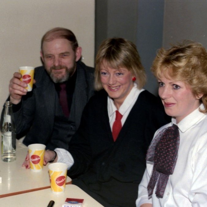 Veisla í Samkomuhúsinu.                                                                                                                                                                   Systurnar Ágústa Hinriksdóttir og Ásdís Hinriksdóttir með frænda sínum, Þorvaldi Elbergssyni.