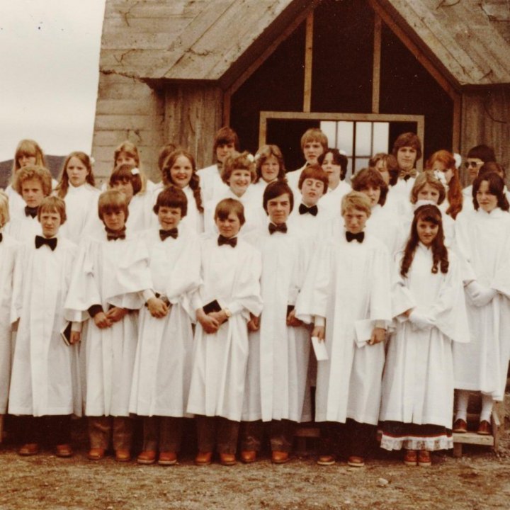 Stóri árgangurinn, fædd árið 1964, á fermingardaginn sinn ásamt prestinum sínum séra Jóni Þorsteinssyni. Nöfnin í stafrófsröð: Anna Jonny Aðalsteinsdóttir, Anna Ragnheiður Brynjarsdóttir, Árni Ívar Ívarsson, Ása Hinriksdóttir, Ásgeir Ragnarsson, Bent Kristján Ólafsson, Brynja Guðnadóttir, Edda Hugrún Sigurdórsdóttir, Einar Vignir Sigurðsson, Geirmundur Vilhjálmsson, Gíslína Vilborg Ólafsdóttir, Grétar Þór Magnússon, Gríma Guðmundsdóttir, Guðbjörg Elín Friðfinnsdóttir, Guðrún Lilja Arnórsdóttir, Hraundís Guðmundsdóttir, Jódís Garðarsdóttir, Jóhanna Elísdóttir, Jón Örn Þórðarson, Kristján Páll Jónsson, Kristmundur Harðarson, Magnús Valdimar Karlsson, Orri Árnason, Sigurður Árni Sigurbergsson, Sigurjón Gunnar Jónsson, Sjöfn Sverrisdóttir, Sólrún Halldórsdóttir, Sveinn Jóhann Björnsson, Sævör Þorvarðardóttir, Unnur María Rafnsdóttir og Þór Hinriksson.