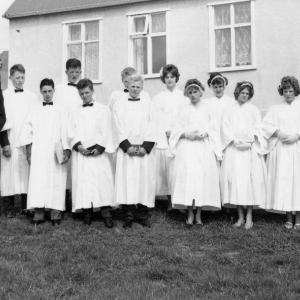 Fermingarbörn fædd árið 1948 á fermingardaginn sinn ásamt prestinum sínum, séra Magnúsi Guðmundssyni. Talið frá vinstri: Runólfur Guðmundsson, Manfreð Jóhannes Körner, Víðir Jóhannsson, Bjarni Eyjólfsson, Gunnar Halldór Ingvarsson, Ásmundur Karlsson, Ágústa Hrund Emilsdóttir, Þórdís Jeremíasdóttir, Halla Halldórsdóttir, Steinbjörg Elíasdóttir og Salbjörg Nóadóttir.