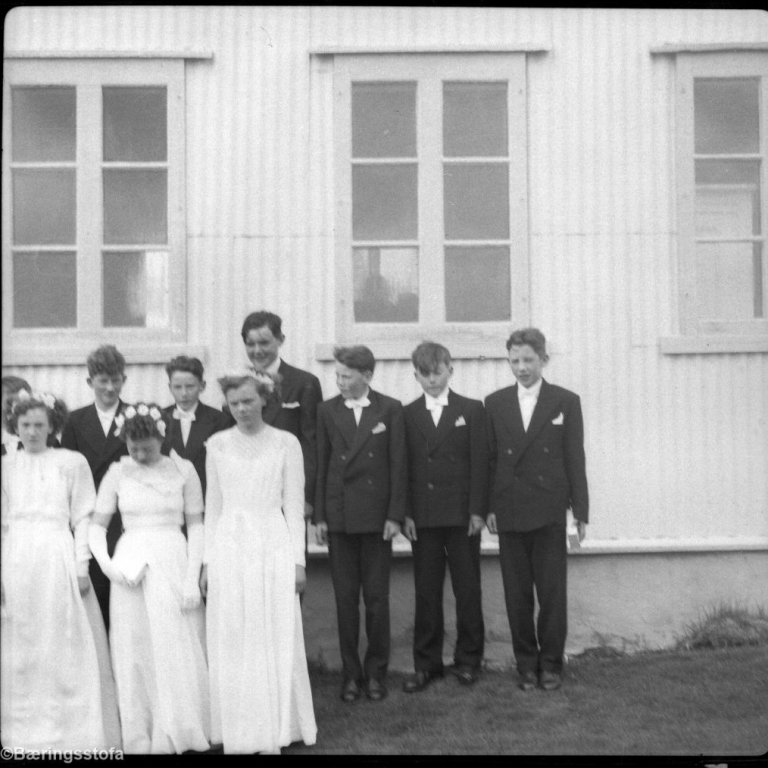 Fermingarbörn fædd árið 1940 á fermingardaginn sinn. Stúlkurnar eru þær Erla Jónasdóttir, Ólöf Ragna Pétursdóttir og Kristín Jeremíasdóttir. Drengirnir eru talið frá vinstri Sigurberg Árnason (andlit sést ekki), Pálmi Þór Pálsson, Kristján Oddgeirsson, Rögnvaldur Ingi Guðlaugsson, Ívar Árnason, Vilberg Guðjónsson og Heiðar Elimarsson.