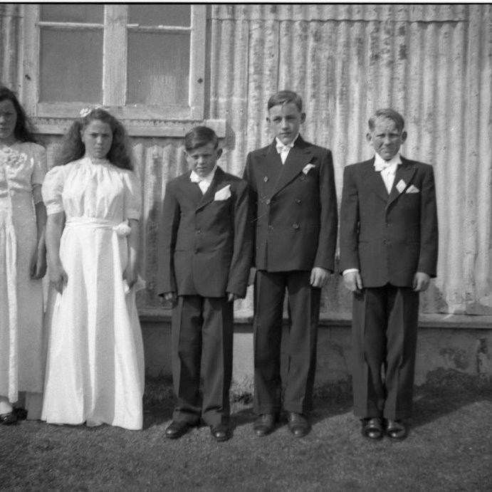 Fermingarbörn fædd árið 1934 á fermingardaginn sinn. Talið frá vinstri, Sigrún Gunnarsdóttir, Guðmundína Jóhanna Júlíusdóttir, Þorvaldur Jóhannes Elbergsson, Rúrik Kristjánsson og Sveinbjörn Finnsson.
