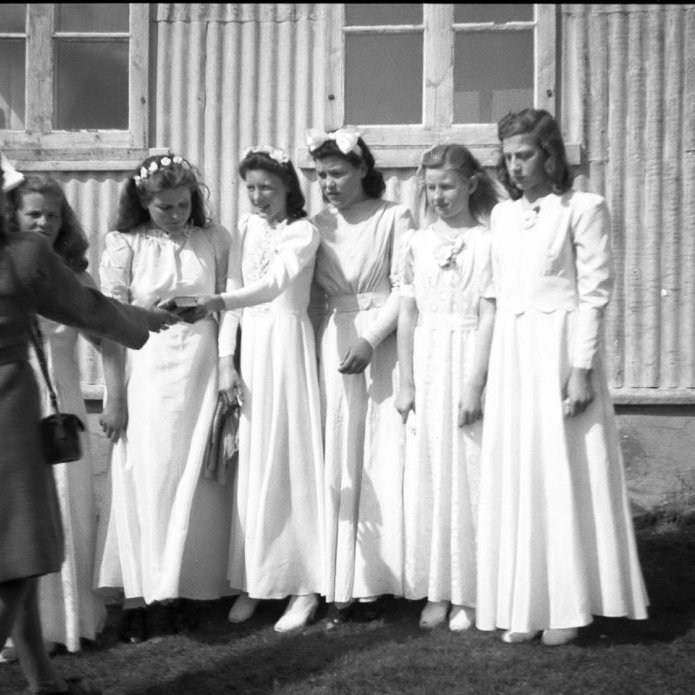 Fermingarsystur á fermingardaginn sinn, okkur vantar nöfnin á stúlkurnar og hvaða ár þær eru fæddar. 
Í bókinni Fólkið, fjöllin, fjörðurinn segir að 6 stúlkur og 5 drengir hafi fermst árið 1945 í Setbergskirkju, árgangur sem var fæddur árið 1931.
Upplýsingar sendar á netfang: grundarfjordur@grundarfjordur.is
