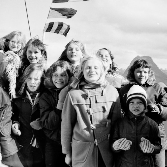 Um borð í Runólfi SH 135 á Sjómannadegi árið 1979. Á myndinni má þekkja Eddu Hugrúnu Sigurdórsdóttur, Grímu Guðmundsdóttur, Sólrúnu Halldórsdóttur, Jódísi Garðarsdóttur, Örnu Árnadóttur og Brynhildi Ólafsdóttur. Okkur vantar þrjú nöfn á myndinni.