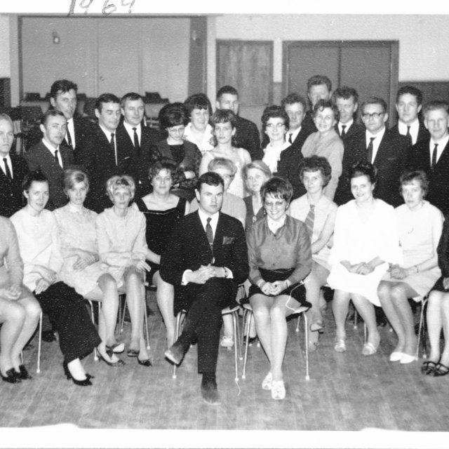 Dansnámskeið í Samkomuhúsinu árið 1964.  Aftari röð, Sigmundur Friðriksson, Ragnar Guðjónsson, Jónas Gestsson, Högni Guðjónsson, Þórólfur Guðjónsson, Hinrik Elbergsson, Björk Guðlaugsdóttir, Páll Cecilsson, Svava Axelsdóttir, Guðlaug Guðmundsdóttir, Þórður Sveinbjörnsson, Hörður Pálsson, Inga Jóna Kristjánsdóttir, Grímur Haraldsson, Karl Björnsson, Örn Forberg, Soffanías Cecilsson, Stefán Helgason, fremri röð, Ragnheiður Benediktsdóttir, Ingibjörg Sveinsdóttir, ?, Elín Ólafsdóttir, Jóhanna Sigurrós Árnadóttir, Ragnheiður Ásgeirsdóttir, Sigurður Hákonarsson, Guðbjörg Kristjánsdóttir, Guðrún Ágústa Guðmundsdóttir, Hulda Bjarnadóttir, Hulda Vilmundardóttir, Aðalheiður Magnúsdóttir, Fjóla Þorkelsdóttir  og Gróa Guðjónsdóttir.