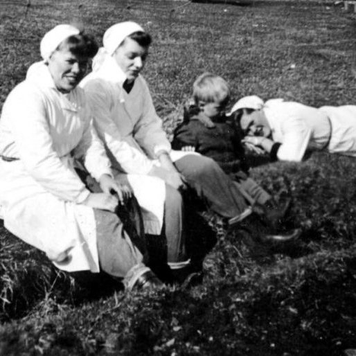 Slappað af í kaffitíma. Bára Bergmann Pétursdóttir, Jensína Guðmundsdóttir, Pétur Guðráð Pétursson og Elsa Fanney Pétursdóttir.