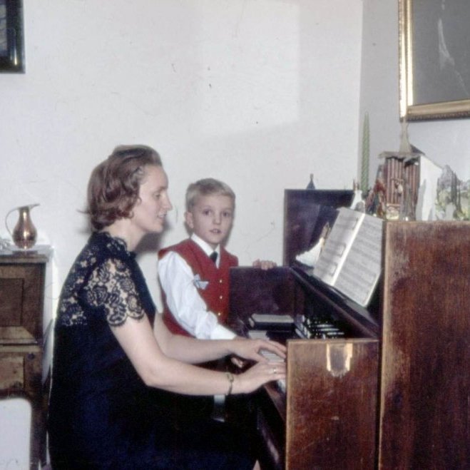 Frú Áslaug Sigurbjörnsdóttir prestsfrú, organisti og hjúkrunarfræðingur er þarna með syni sínum Sigurbirni Magnússyni, þar sem þau eru örugglega að æfa saman jólalög.