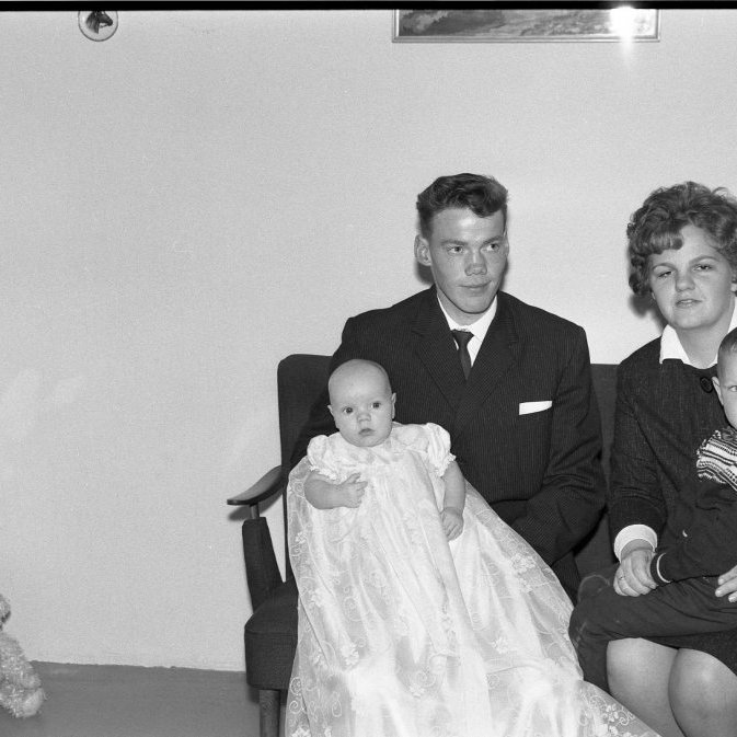 Hjónin Ívar Árnason og Hanna (Jóhanna Steinþóra Gústafsdóttir) með syni sína Gústav Ívarsson og Árna Ívar Ívarsson á skírnardegi Árna Ívars.