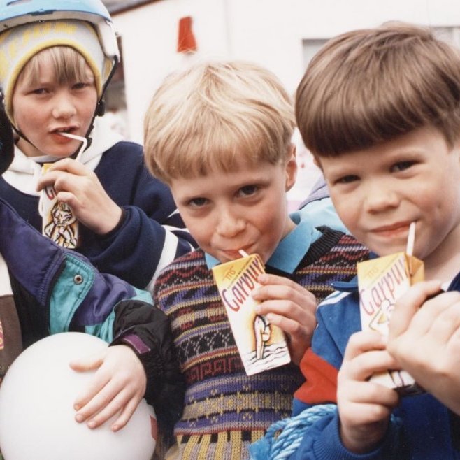 Góðir vinir og hressir garpar af árgerð 1985 og einn af árgerð 1986 saman við Landsbankann á spjalli við Bæring. Tilefnið er afmæli Landsbankanns. Aðalsteinn Valur Grétarsson, Eymar Eyjólfsson, Tryggvi Hafsteinsson og Vilhjálmur Pétursson.