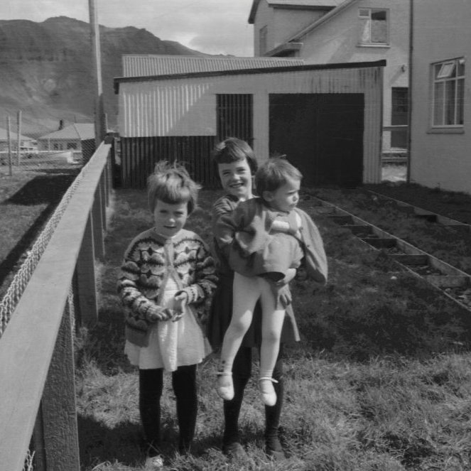Þessi skemmtilega fjölskyldumynd er tekin í garðinum við heimili stelpnanna á Borgarbraut 9, frá vinstir eru systurnar Guðrún Högnadóttir og Sigríður Högnadóttir sem bjuggu á neðri hæðinni með frænku sína Ingibjörgu Þórólfsdóttur sem bjó á efti hæðinni.