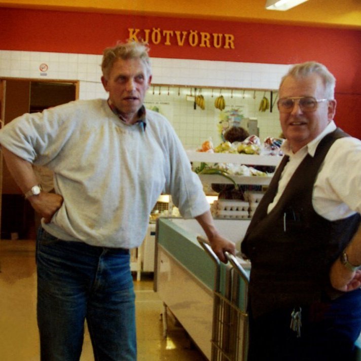 Félagar og góðir vinir á spjalli í Kaupfélaginu, til vinstri Kristján Torfason (Stjána á Skallabúðum) og Aðalsteinn Friðfinnsson kaupfélagsstjóri (Alli Finna), fyrir aftan þá má þekkja á myndinni Gísla Kristjánsson (Gísla Mó - Móabúðum).