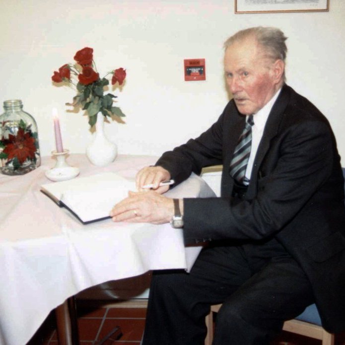 Á þessari mynd er Nói Jónsson bóndi á Vindási að skrifa í gestabók á Dvalarheimilinu Fellaskjóli.