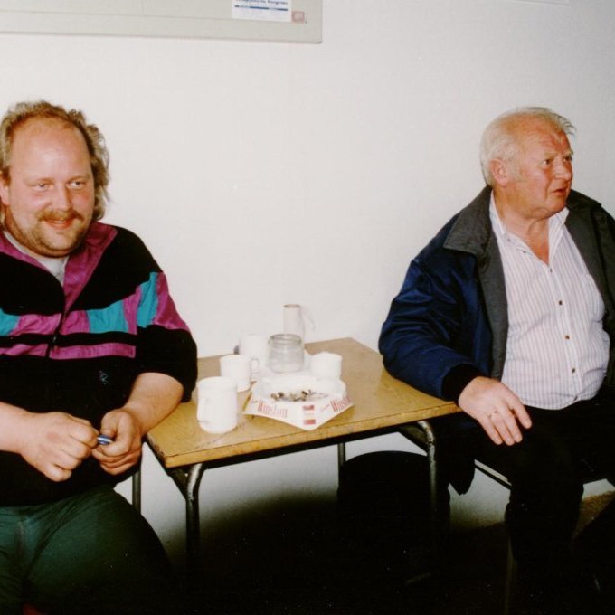 Vigtarskúrinn eða Hafnarvogin hefur alltaf verið vinsæll staður til að koma saman á til að spá í þjóðmálin og lífið og tilveruna. Á þessari mynd sitja þeir félagar Sveinn Arnórsson og Jón Elbergsson sama á gömlu kirkjubekkjunum niðri í vigtaskúr. Kirkjubekkirnir hafa þjónað vel sínum tilgangi frá árinu 1966, þá í nýbyggðri Grundarfjarðarkirkju og síðan komu nokkrir tveir af bekkjunum í hafnarskúrinn. Nú eru bekkirnir hættir að þjóna á höfninni, voru leystir af með nýjum og fínum bekkjum sem settir voru upp núna sumarið 2023 og er leitun að öðrum eins og flottari bekkjum á Snæfellsnesi og þótt víðar væri leitað.