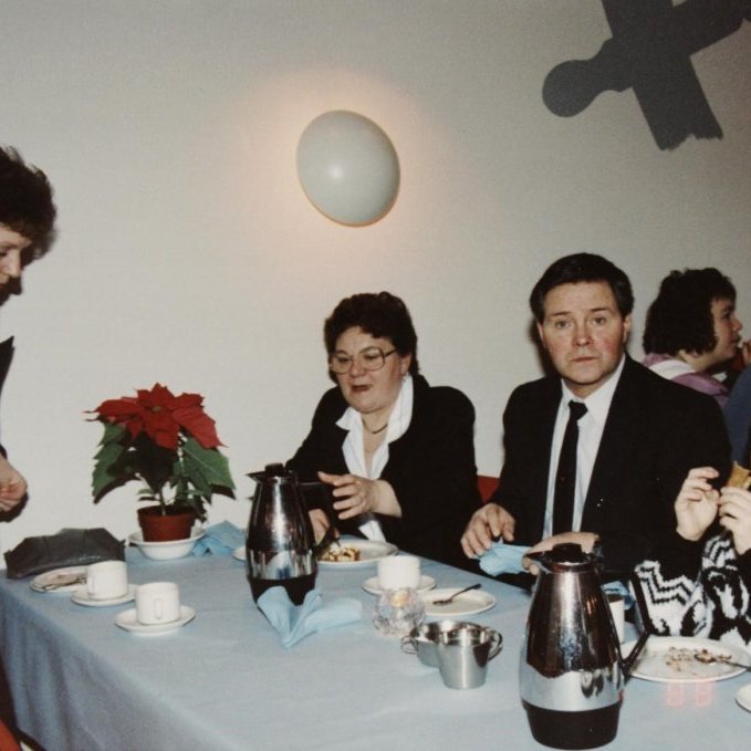 Hér sitja saman til borðs hjónin Guðmunda Hjartardóttir og Jón Hansson ásamt dóttursyni sínum Hjalta Vigni Sævaldssyni, fyrir aftan þau sitja hjónin María Guðmundsdóttir og Eiður Björnsson, lengst til vinstri á myndinni er Sigrún Davíðsdóttir?