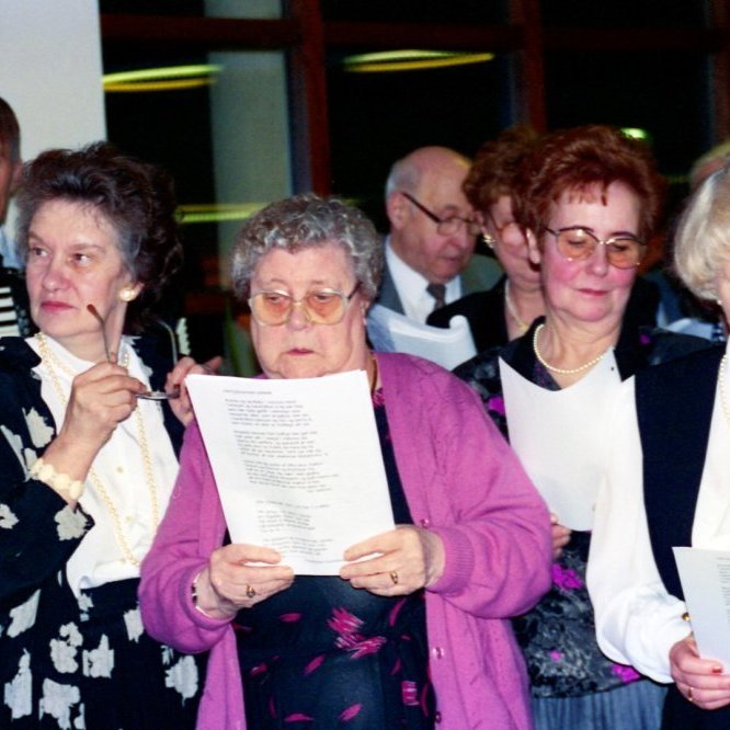 Þessi mjög svo fallega mynd sýnir kór eldriborgara syngja saman. Talið frá vinstri er Haddi fullu nafni Hafsteinn Sigurðsson harmonikkuleikari og tónlistamaður frá Stykkishólmi, næst koma Margrét Erla Hallsdóttir, Ásgerður Guðmundsdóttir, Guðmundur Runólfsson, Marta Böðvarsdóttir? Vigdís Gunnarsdóttir, Bára Bergmann Pétursdóttir og Elna Bárðarson.