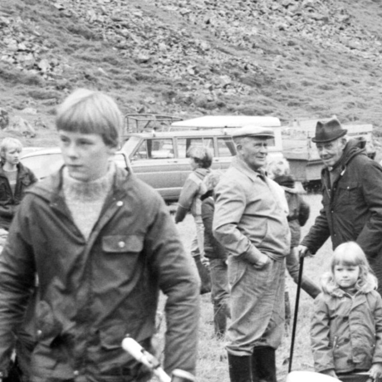 Mannlífið í Grundarrétt. Lengst til vinstri er Frank Russel, Hermann Guðberg Gíslason, Jeremías Kjartansson og Ástrós Hreinsdóttir, okkur vantar nafnið á manninum lengst vil hægri á myndinni.