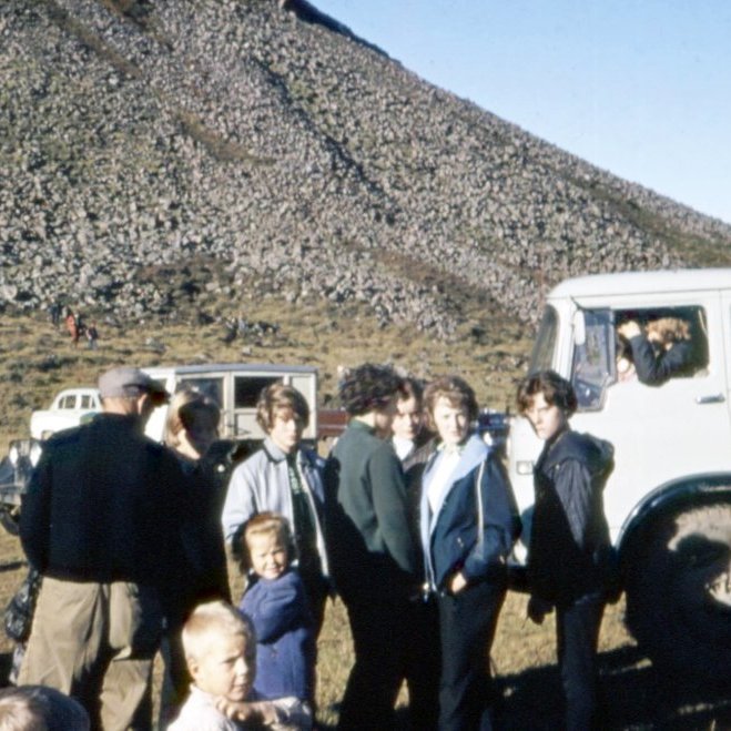 Skemmtileg mynd tekin við Grundarrétt á fallegum haustdegi. Getur einhver upplýst okkur um hvaða unglingar, börn og maður er á myndinni?