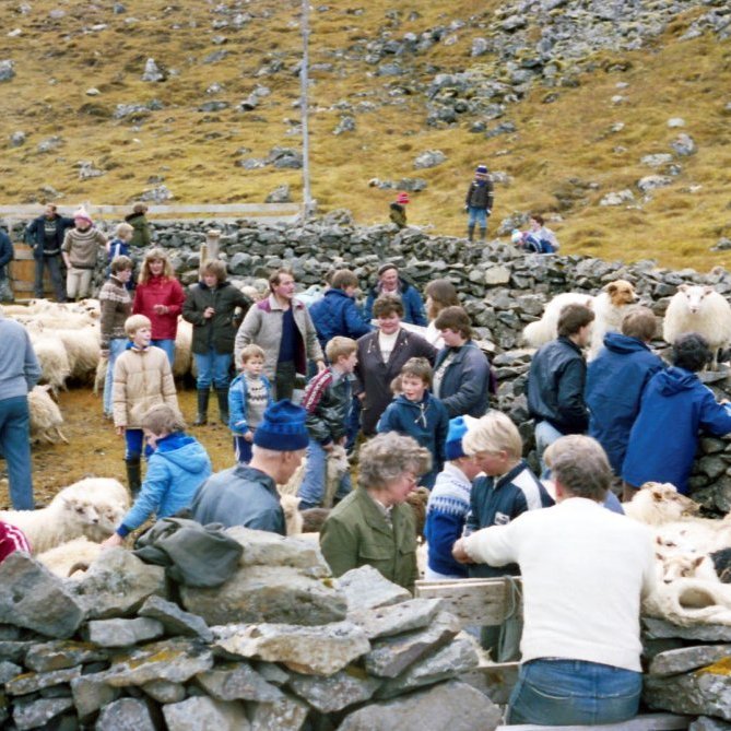 Grundarrétt, þessi mynd er tekin eftir 1980, líklega nær 1990. Gaman að fá fleirri nöfn þeirra sem eru á myndinni. Þekkja má Pétur Högnason, Brynju Brynjarsdóttir, Jóhönnu Rós Friðgeirsdóttir, Salbjörgu Nóadóttir, Þráinn Nóason og Nóa Jónsson.