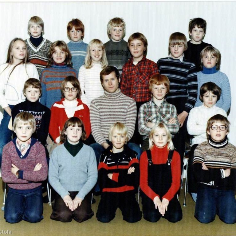 Hér er árgangur 1967 ásamt Guðráð kennara sínum. Efsta röð til vinstri eru Elínrós Jónsdóttir, Bjarki Sæþór Aðalsteinsson, Heimir Jónsson og Bergsveinn Hallgrímsson, Í næstu röð eru Brynhildur Kristín Ólafsdóttir, Jóhanna Rós Friðgeirsdóttir, Jófríður Anna Jónsdóttir, Valgeir Þór Magnússon, Magnús Snorri Magnússon og Jón Bjarni Þorvarðarson. Síðan koma Elías Magnús Rögnvaldsson, Árni Jóhannes Bragason, Pétur Guðráð Pétursson, Daníel Hjörtur Sigmundsson og Eyþór Garðarsson, í fremstu röðinni eru Friðrik Rúnar Friðriksson, Brynja Brynjarsdóttir, Frank Russel, Matthildur Ingólfsdóttir og Björn Heiðar Björnsson.