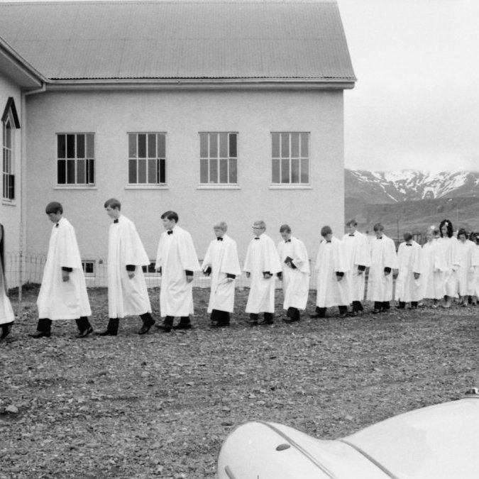 Fermingarárgangur 1969 ásamt prestinum sínum séra Magnúsi. Þarna ganga þau í röð til fermingar athafnarinnar í Grundarfjarðarkirkju. Séra Magnús Guðmundsson, Benedikt Viggó Högnason, Guðlaugur Þór Pálsson, Gunnar Hjálmarsson, Gústaf Haukur Gauti Þorsteinsson, Helgi Sigurðsson, Ingi Hans Jónsson, Ingi Þór Guðmundsson, Jónas Þorkell Þorvaldsson, Ómar Bergmann Elisson, Páll Guðfinnur Elíasson, Sigurrós Erna Eyjólfsdóttir, Sigríður Ingibjörg Gísladóttir, Lilja Sigurdís Sigurðardóttir og Kristín Þorgrímsdóttir, þær fermingarstúlkur sem sjást ekki á myndinni eru þær Jakobína Hrund Einarsdóttir, Helga Gróa Sigurðardóttir, Elísa Anna Friðjónsdóttir, Dagbjört Berglind Hermannsdóttir, Ásrún Jónsdóttir og Ásdís Hinriksdóttir.