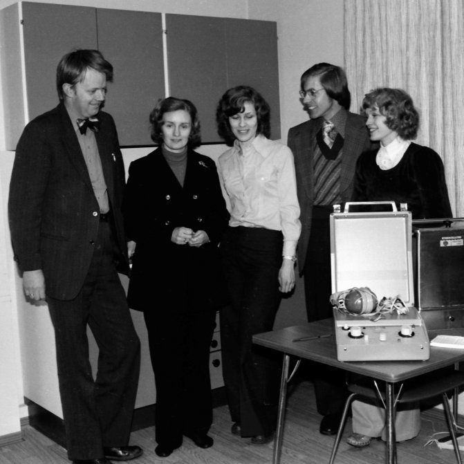 Hjúkrunarfólk við Heilsugæslustöðina í Grundarfirði eru þarna við nýtt heyrnarmælinga tæki. Maðurinn sem er lengst til vinstri á myndinni er Eggert Ásgeirsson framkvæmdarstjóri RKÍ sem kom færandi hendi með heyrnmælingatæki að gjöf til heilsugæslunnar frá RKÍ, næst honum er frú Áslaug Sigurbjörnsdóttir hjúkrunarkona, Hildur Sæmundsdóttir ljósmóðir, Pálmi Frímannsson læknir og Margrét Guðmundsdóttir ljósmóðir.