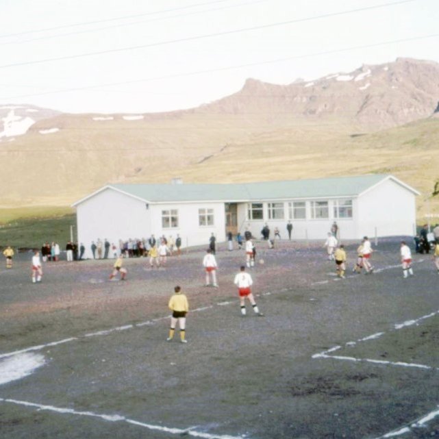 Fótboltavöllur grundfirðinga við Grunnskóla Grundarfjarðar, Þarna eru grundfirðingar UMFG í gulu að spila við hólmara, Snæfell er í sínum litum hvítir og rauðir.