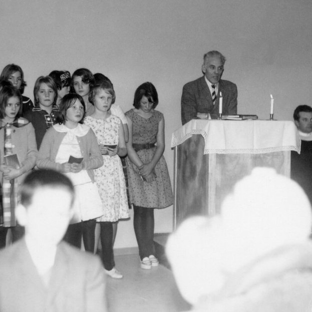 Þessi skemmtilega mynd er tekin við vígslu nýja skólahúsnæðisins á Borgarbraut en áður hafði verið kennt í samkomuhúsinu. Elimar Tómasson fyrrverandi skólastjóri heldur þarna ræðu en Elimar hafði látið af störfum árið áður 1961 fyrir aldurs sakir, en Elimar var fyrsti skólastjóri þéttbýlisins, það var haustið 1944 sem byrjað var að kenna í Samkomuhúsinu en það húsnæði hýsti fjölbreytta starfsemi. Á þessari skemmtilegu mynd má þekkja marga en okkur vantar nokkur nöfn sem gaman væri að fá.  Lengst til vinstri er séra Magnús Guðmundsson og síðan kemur Elimar Tómasson skólastjóri, nokkur skólabarnanna Salbjörg Nóadóttir, Kolbrún Sjöfn Matthíasdóttir, Kristín Lilja Guðrún Sigurðardóttir, Elínborg Karlsdóttir, Kristín Pétursdóttir, Guðrún Halldórsdóttir, Runólfur Guðmundsson og Kristján Guðmundsson.