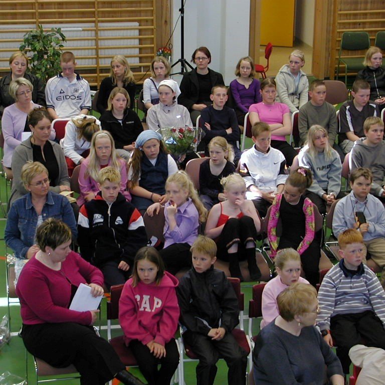 Lífið er núna! Það virðist sem þessi mynd sé tekin fyrir örfáum árum af grunnskólabörnum ásamt kennurum hér í Grundarfirði við skólaslit, en þetta er árið 2001 fyrir 22 árum.
