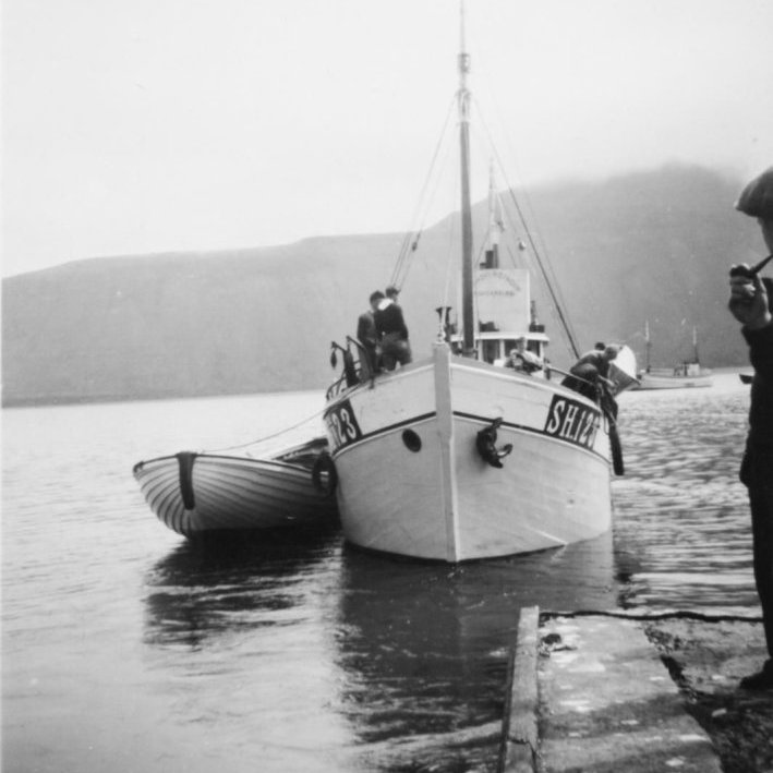 Grundfirðingur SH 123 að koma að landi við gömlu bryggjuna. Það væri gaman að fá fleirri upplýsingar til þess að fylgja með myndinni , t.d. þekkir einhver sjómennina og þann sem stendur á bryggjunni lengs til hægri með pípuna sína?