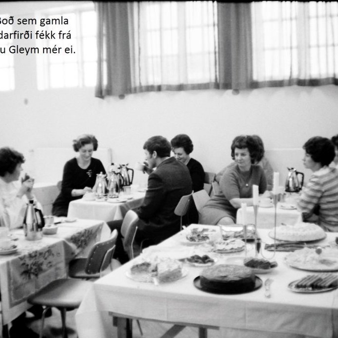 Konur hafa staðið fyrir svo mörgu hér í Grundarfirði, sem og annarstaðar, til þess að þjóðfélagið gangi, vinnulega, uppeldislega, heilsufarslega, félagslega, litið til umönnunar og hjúkrunar og svo mætti lengi telja. Á þessari mynd sitja saman nokkrar kvenfélagskonur eftir vel heppnaðan dag þar sem þær héldu boð fyrir aldraða í Grundarfirði. Talið frá vinstri: Guðmunda Hjartardóttir, Aðalheiður Magnúsdóttir, Áslaug Sigurbjörnsdóttir, Páll Cecilsson, Jensína Guðmundsdóttir, Hulda og Kristín Friðfinnsdóttir