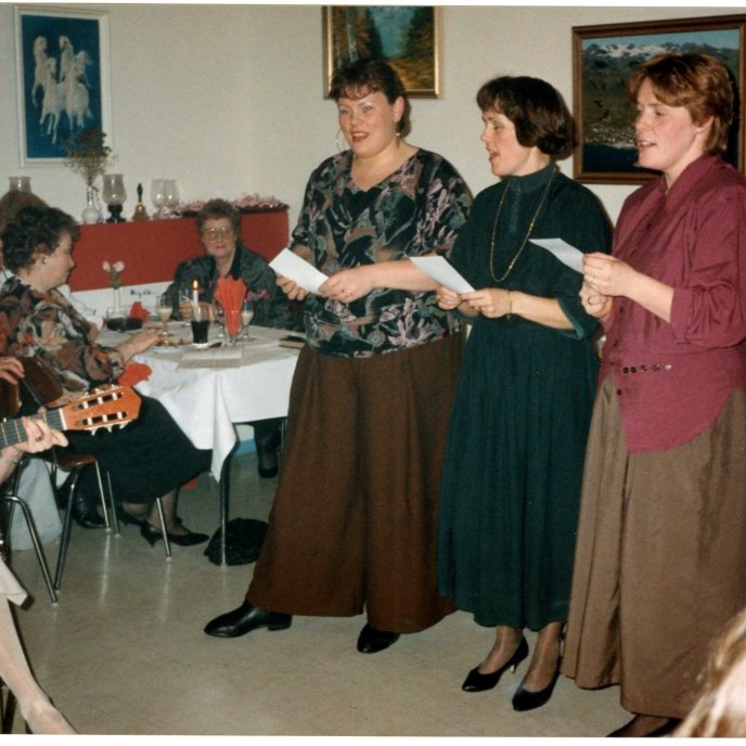 Kvenfélagskonur hafa oft komið saman til þess að eiga góða stund með mat, tónlist og skemmtiatriðum. Hér er líklega Góugleðin haldin hátíðleg í Ásakaffi. Talið frá vinstri: Emilía Karlsdóttir, Margrét Hallsdóttir, Marta Böðvarsdóttir, Vigdís Gunnarsdóttir, Júlíana Karlsdóttir, Jóhanna H. Halldórsdóttir og Ólafía Dröfn Hjálmarsdóttir.