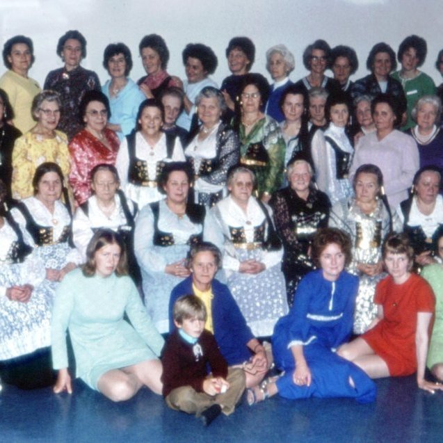 Á þessari skemmtilegu mynd eru konur frá Snæfellsnesi í orlofi. Hér má þekkja margar konur frá Grundarfirði. Í öftustu röð: Vigdís Gunnarsdóttir, Elna Bárðarson og Elísabet Jóhannesdóttir, næsta röð þá eru þær: Þórdís Þorleifsdóttir og Bára Hallgrímsdóttir. Í þriðju röðinni eru síðan: Björg Hermannsdóttir og Ólöf Þorleifsdóttir. Fremst sitjandi á myndinni eru þær: Þórunn Kristinsdóttir, Marta Böðvarsdóttir og Petrea Pálsdóttir. Það væri gaman að fá nöfn snæfellsku kvennanna og drengsins á myndinni og hvar myndin var tekin.