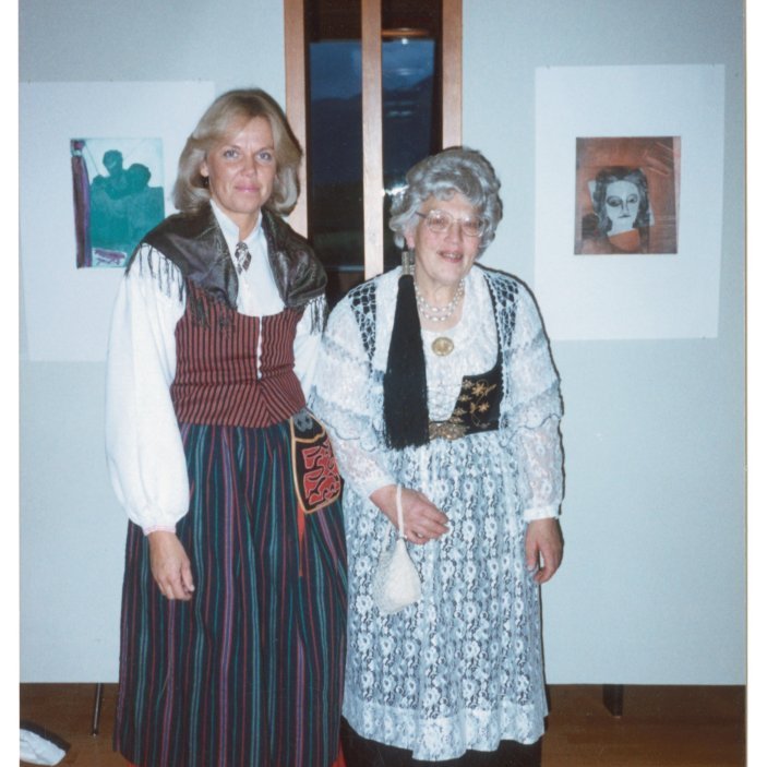 Glæsilega konan í íslenska þjóðbúningnum til hægri á myndinni er Margrét Guðmundsdóttir frá Dalsmynni. Okkur vantar nafnið á konunni til vinstri á myndinni og hvers lenskur þjóðbúningurinn hennar er. Ennig upplýsingar um af hvaða tilefni myndin er tekin.