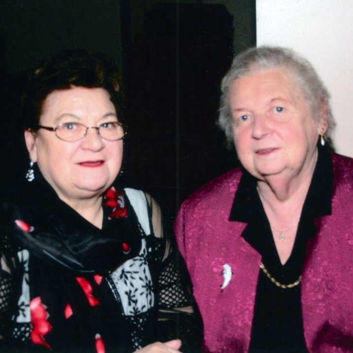 Vinkonurnar þær Guðmunda Hjartardóttir og Helga Þóra Árnadóttir á góðri stundu.