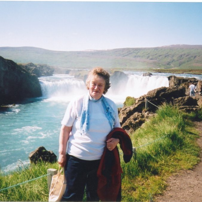 Falleg mynd af Margréti Hallsdóttur á ferðalagi með Félagi eldri borgara í Grundarfirði.