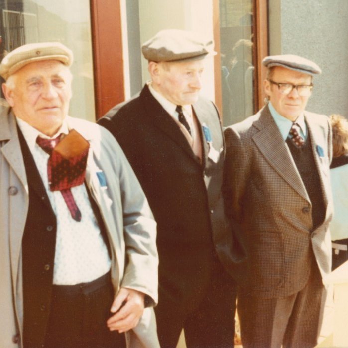 Aldraðir sjómenn heiðraðir á sjómannadegi. Talið frá vinstri Guðjón Elisson frá Skallabúðum, Sigurður Stefánsson og Pétur Konráðsson Mýrarhúsum.