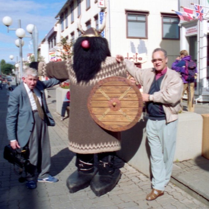 Á ferðalagi með Snæfellingum. Hér eru þeir félagar Bæring Cecilsson vélstjóri og ljósmyndari frá Grundarfirði og Sævar Þór Jónsson málari frá Ólafsvík staddir á göngugötunni á Akureyri.