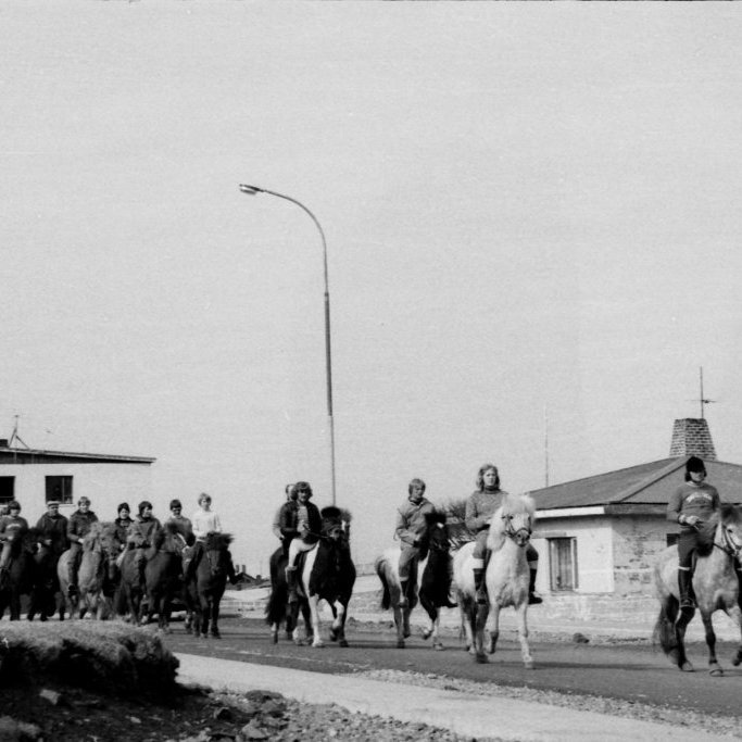 Hópur hestamanna á ferð eftir Grundargötu. Hér má þekkja nokkra en gaman væri að fá nöfn allra á myndinni. Fremstur fer Ragnar Jóhannsson frá Kverná næst koma svo Bjarni Eyjólfsson, Herdís Tómasdóttir (Ditta), Lárus Þorvarðarson, Jens Pétur Högnason, aftarlega má þekkja þá Hjálmar Gunnarsson og Rögnvald Guðlaugsson.
