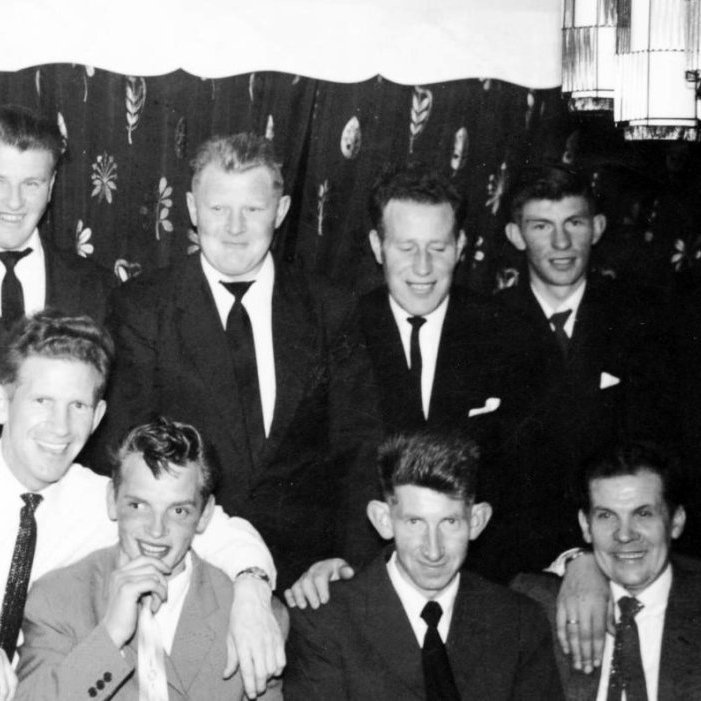 Ungir og hressir sjómenn af Grundfirðingi SH. Myndin er líklega tekin árið 1960. Í efri röðinni frá vinstri eru þeir Sigurður Lárusson, Jón Elbergsson, Ragnar Kristjánsson, Kjartan Gunnarsson og Þorvarður Lárusson. Í neðri röð frá vinstri eru þeir Soffanías Cecilsson, Lýður Valgeir Lárusson, Bæring Cecilsson, Pétur Jónsson og Garðar Gunnarsson.