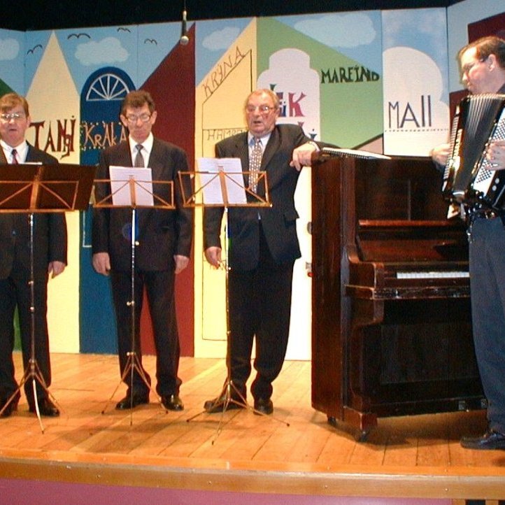 Hér eru þeir bræður frá Suður-Bár sem þekktir eru fyrir að vera söngmenn góðir ásamt organista og kórstjórnanda Grundfirðinga til margra ára, Friðrik Vigni Stefánssyni. Talið frá vinstri eru þeir Tryggvi Gunnarsson, Kjartan Gunnarsson og Njáll Gunnarsson.