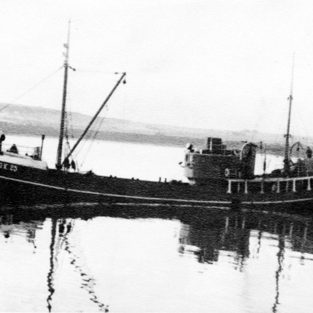 Vélskipið Edda frá Hafnarfirði var 184 smálestir að stærð, smíðuð í skipasmíðastöðinni Dröfn í Hafnarfirði árið 1944. Hún var þá stærsta skipið sem smíðað hafði verið hér innanlands. Sumarið 1953 var Eddan með aflahæstu skipum. Guðjón Illugason skipstjóri á Eddunni hafði verið með aflahæstu Hafnarfjarðarbátana frá árinu 1944. Þetta sumar var Edda þriðja aflahæsta síldveiðiskipið og að síldveiðunum fyrir norðan og austan land loknum, var ákveðið að gera bátinn út til veiða með nót, en töluverð síldveiði var þá út af Snæfellsnesi. Lögðu bátarnir jafnan upp í höfnunum við Snæfellsnes. Um miðjan nóvember var Edda orðin aflahæst síldarbátanna og hafði skilað miklum afla á land. Tíð hafði verið allsæmileg um haustið, en þegar kom fram í nóvember brá yfir í rosa. Aðfaranótt 15. nóvember skall svo á hið versta suðvestan stórviðri, og hélst það nær óslitið í þrjá sólarhringa. Hámarki náði veðurhæðin þó aðfaranótt 17. nóvember. Skipin, sem verið höfðu að síldveiðum við Snæfellsnes, héldu öll í landvar er óveðrið skall á. Meðal þeirra var Edda og hélt hún inn á Grundarfjörð og lagðist þar við ankeri um 300 metra frá landi. Þar á firðinum voru mörg önnur skip.