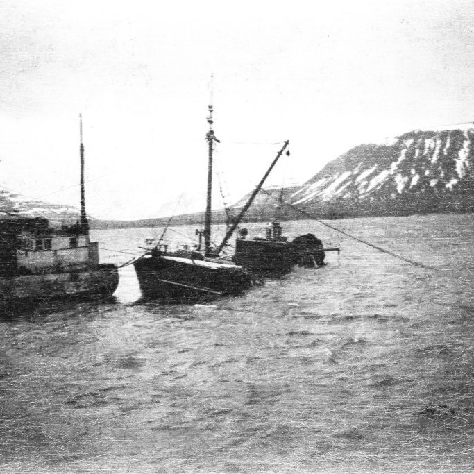 Nokkrum dögum eftir slysið fann eitt síldveiðiskip hvar Edda lá og héldu skipverjar í fyrstu það vera síldartorfu. Þetta var um það bil um 300 m frá landi. Þegar nótinni hafði verið kastað, festist hún og við nánari athugun kom í ljós, að olíubrak var á sjónum og dýptarmælir skipsins staðfesti að þetta væri skipsflak. Björgunartilraunir til að ná skipinu upp af hafsbotni tókust að lokum.
