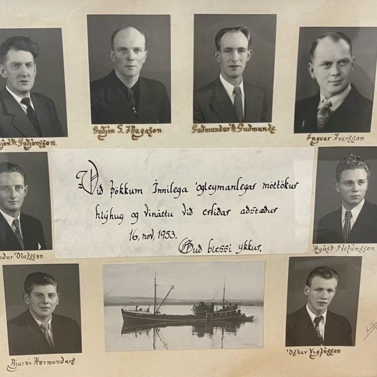 Mynd sem geymd er á Grundarfjarðarhöfn með mynd af þeim 8 skipverjum af Eddunni sem komust lífs af þegar skipið þeirra fórst á Grundarfirði rétt um það bil 300 metrum frá landi. Myndin er gefin af skipverjunum með þakklæti fyrir móttökur, hlýhug og vináttu. Í dag eru allir þessir sjómenn látnir og hafa hitt fyrir skipsfélaga sína. Nöfn þeirra níu sjómanna sem fórust með Eddu GK-25 frá Hafnarfirði:
Albert Egilsson 30 ára háseti, kvæntur og lét eftir sig eina dóttur. Frá Hafnarfirði
Einar Kr. Ólafsson 19 ára háseti, lét eftir sig unnustu. Frá Skeljabergi Sandgerði.
Guðbjartur Guðmundsson 42 ára háseti, kvæntur og lét eftir sig fimm börn. Frá Hafnarfirði.
Guðbrandur Pálsson 42 ára háseti, kvæntur og lét eftir sig sex börn. Frá Hafnarfirði.
Jósef Guðmundsson 19 ára háseti, ókvæntur. Frá Hafnarfirði
Sigurður Guðmundsson  28 ára 2. vélstjóri, kvæntur og lét eftir sig fósturbarn. Frá Hafnarfirði
Sigurjón Benidiktsson 17 ára háseti, ókvæntur. Frá Hafnarfirði
Sigurjón M. Guðmundsson 34 ára 1. vélstjóri, kvæntur og lét eftir sig fimm börn. Frá Hafnarfirði.
Stefán Guðnason 18 ára háseti, ókvæntur. Frá Hofstöðum Garðahreppi
Nöfn þeirra sem komust af voru:
Guðjón Illugason, skipstjóri frá Hafnarfirði.
Guðmundur Á Guðmundsson, stýrimaður frá Hafnarfirði.
Ingvar Ívarsson, matsveinn frá Hafnarfirði.
Óskar Vigfússon, háseti frá Hafnarfirði.
Guðjón Ármann Vigfússon, háseti frá Garðahreppi.
Guðmundur Ólafsson, háseti frá Hafnarfirði.
Ágúst Stefánsson, háseti frá Hafnarfirði.
Bjarni Hermundarson, háseti frá Hafnarfirði.
Fjallað er um Edduslysið á Grundarfirði 1953 í bók númer 4 í ritröðinni Fólkið, Fjöllin, Fjörðurinn.    ,,Guð blessi minningu allra skipverja Eddunnar. ,,Lát akker falla, ég er í höfn, ég er með frelsara mínum. Far vel, þú æðandi dimma dröfn, vor Drottinn bregst eigi sínum. Á meðan akker í ægi falla, ég alla vinina heyri kalla, sem fyrri urðu hingað heim.’’ (sálmur)