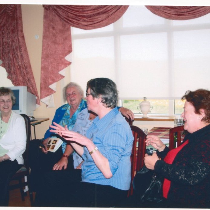 Ferðalag eldri borgara Grundarfjarðar í Skagafirði. Fríða er greinilega að segja góða sögu eða brandara. Talið frá vinstri, Ásdís Valdimarsdóttir, Helga Þóra Árnadóttir, Friðsemd Ólafsdóttir, Ólöf Pétursdóttir og Lilja Finnbogadóttir.