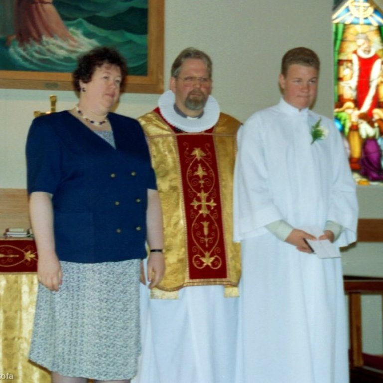 Að lokinni fermingarathöfn í Grundarfjarðarkirkju árið 1994, fermingardrengurinn Sigurður Tómas Helgason með móður sinni, Patriciu Ann Heggie og séra Sigurði Kr. Sigurðssyni.