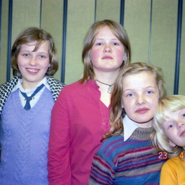 Skemmtun í Grunnskólanum, hressar og flottar stelpur stilla sér upp fyrir Bæring. Talið frá vinstri Brynja Brynjarsdóttir, Unnur María Rafnsdóttir, Sjöfn Sverrisdóttir, Jóhanna Rós Friðgeirsdóttir Hjaltalín, Ásdís Sigurdórsdóttir.
