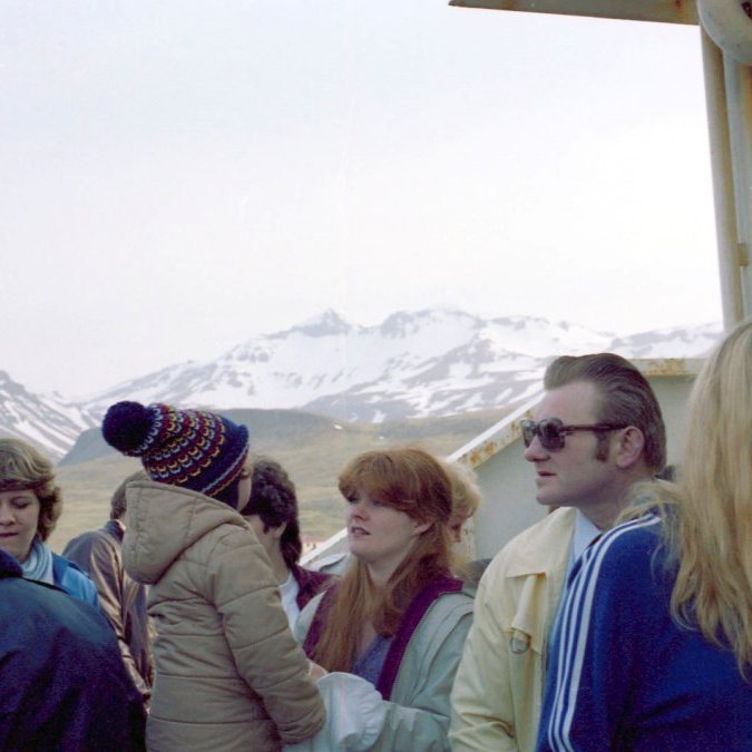 Sigling á Sjómannadegi og enn má þarna sjá þó nokkurn snjó í fjöllunum. Talið frá vinstri Jón Sverrisson, Aðalheiður Birgisdóttir, Elsa Fanney Grétarsdóttir, Olga Sædís Aðalsteinsdóttir, Gísli Magnússon og (?) lengst til hægri. Aftast á myndinni Kolbrún Linda Haraldsdóttir og Jóhanna Guðmundsdóttir, einnig gæti einhver þekkt manninn sem er aftast á myndinni - af jakkanum?