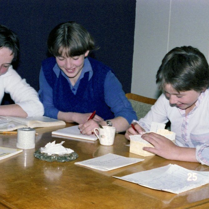 Vinkonur saman að spá í símaskránni árið 1978 og skrá niður handvirkt upplýsingar. Þetta er áður en tölvur hjálpa til og sjá um svona vinnu eins og ekkert sé, en þeim þykir þetta ekkert leiðinlegt vinkonunum Sólrúnu Halldórsdóttur, Jóhönnu Elísdóttur og Maríu Guðmundsdóttur.