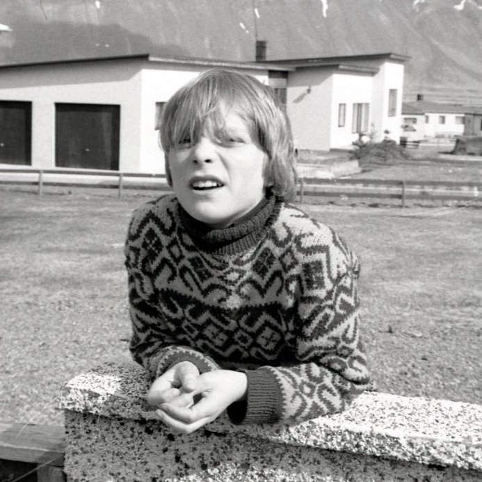 Þessi ungi drengur mun vera Friðrik Rúnar Friðriksson Clausen.